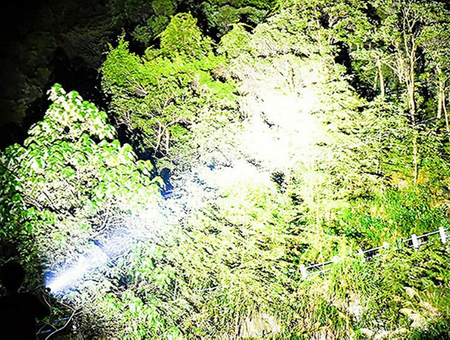 Latarka solarna turystyczna LED taktyczna 